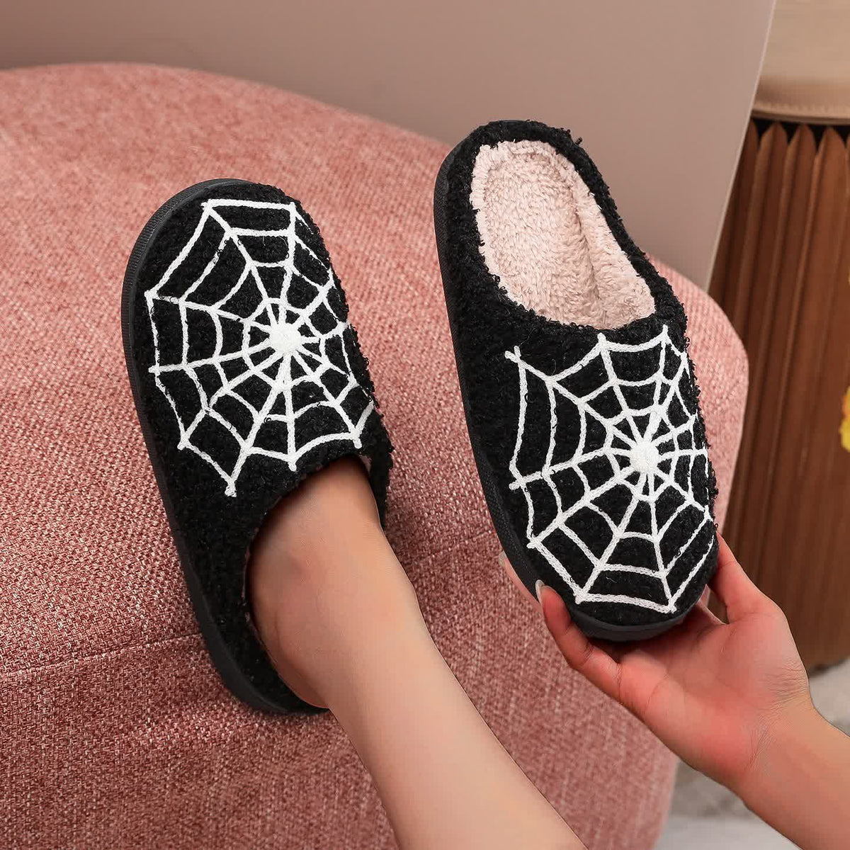 Plus Size Halloween Spider Web Print Slippers - image 4